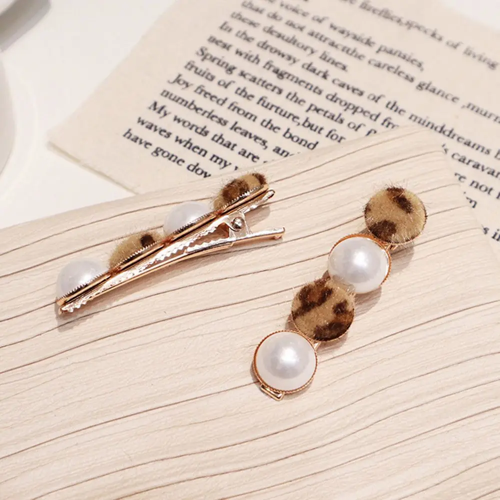 1pcs Vintage Faux Fur Leopard Hairpins Women Imitiation Pearl Metal Hair Clips Hair Styling Tools Accessories drop shipping
1pcs Vintage Faux Fur Leopard Hairpins Women Imitiation Pearl Metal Hair Clips Hair Styling Tools Accessories drop shipping