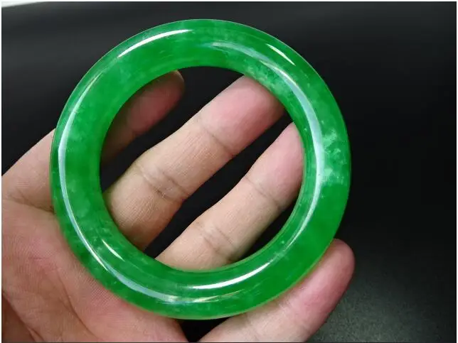Old objects, antiques, Qing Dynasty, Zhengyang green jade bracelet, round bar, ice and waxy jade bracele
Old objects, antiques, Qing Dynasty, Zhengyang green jade bracelet, round bar, ice and waxy jade bracele
