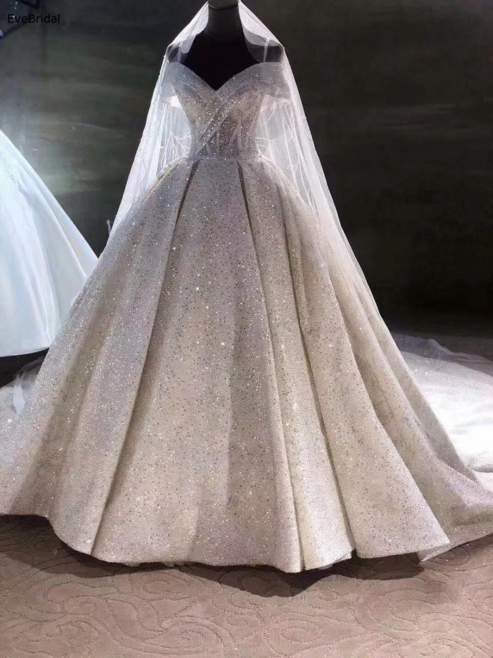 luxurious Wedding Dress Sequined Lace Boat Neck Cap Sleeve Crytals Beading A Line Floor length Chapel Train Bridal Gown
luxurious Wedding Dress Sequined Lace Boat Neck Cap Sleeve Crytals Beading A Line Floor length Chapel Train Bridal Gown