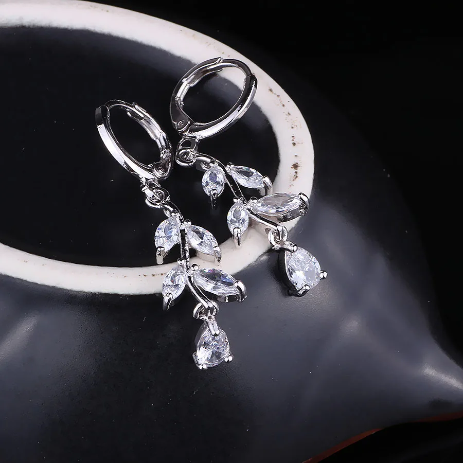 FARLENA Jewelry Silver Plated Leaf Earrings Inlay with Zircon Fashion Crystal Earrings for Women Wedding Accessory
FARLENA Jewelry Silver Plated Leaf Earrings Inlay with Zircon Fashion Crystal Earrings for Women Wedding Accessory