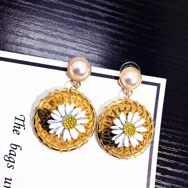 Sweet woven Daisy pearl double ring earrings, sweet girl heart, anti - allergy color earrings, fashion jewelry wholesale,TF105
Sweet woven Daisy pearl double ring earrings, sweet girl heart, anti - allergy color earrings, fashion jewelry wholesale,TF105