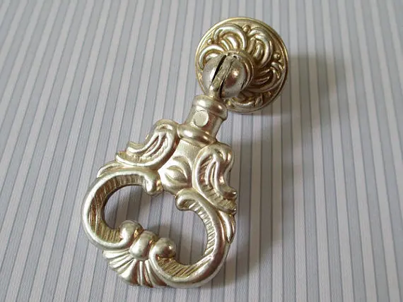 Dresser Knob Pull Drawer Pulls Knobs Handles Drop Ring Antique Silver / Vintage Style Kitchen Cabinet Handle Pull Knob Knocker
Dresser Knob Pull Drawer Pulls Knobs Handles Drop Ring Antique Silver / Vintage Style Kitchen Cabinet Handle Pull Knob Knocker