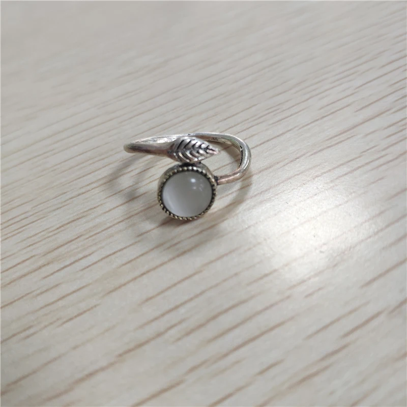 Fashion Small Round Moonstone Adjustable Opening Ring For Women Girls Gift Leaf Design Party Ring Jewelry Z3X730
Fashion Small Round Moonstone Adjustable Opening Ring For Women Girls Gift Leaf Design Party Ring Jewelry Z3X730