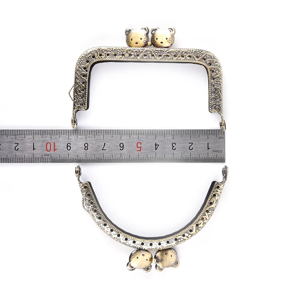 2Styles Vintage style 8.5cm Bronze Embossing Cute Cat Head Metal Purse Frame Handle Kiss Clasp DIY Bag Clutch Accessory
2Styles Vintage style 8.5cm Bronze Embossing Cute Cat Head Metal Purse Frame Handle Kiss Clasp DIY Bag Clutch Accessory