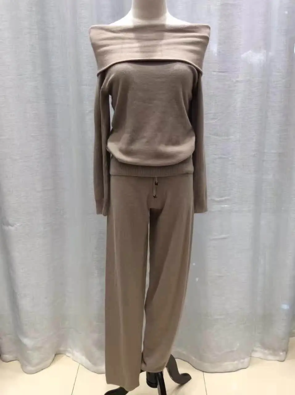 Direct Selling Bamboo Fiber Wool Full Tracksuits winter 2017 New Knit Suit Fashion Cashmere Collar sweater and Pants
Direct Selling Bamboo Fiber Wool Full Tracksuits winter 2017 New Knit Suit Fashion Cashmere Collar sweater and Pants