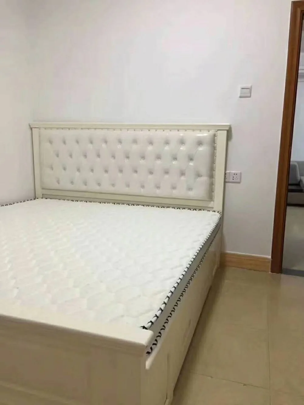 modern european solid wood bed 2 people Fashion Carved leather french bedroom furniture QT003
modern european solid wood bed 2 people Fashion Carved leather french bedroom furniture QT003