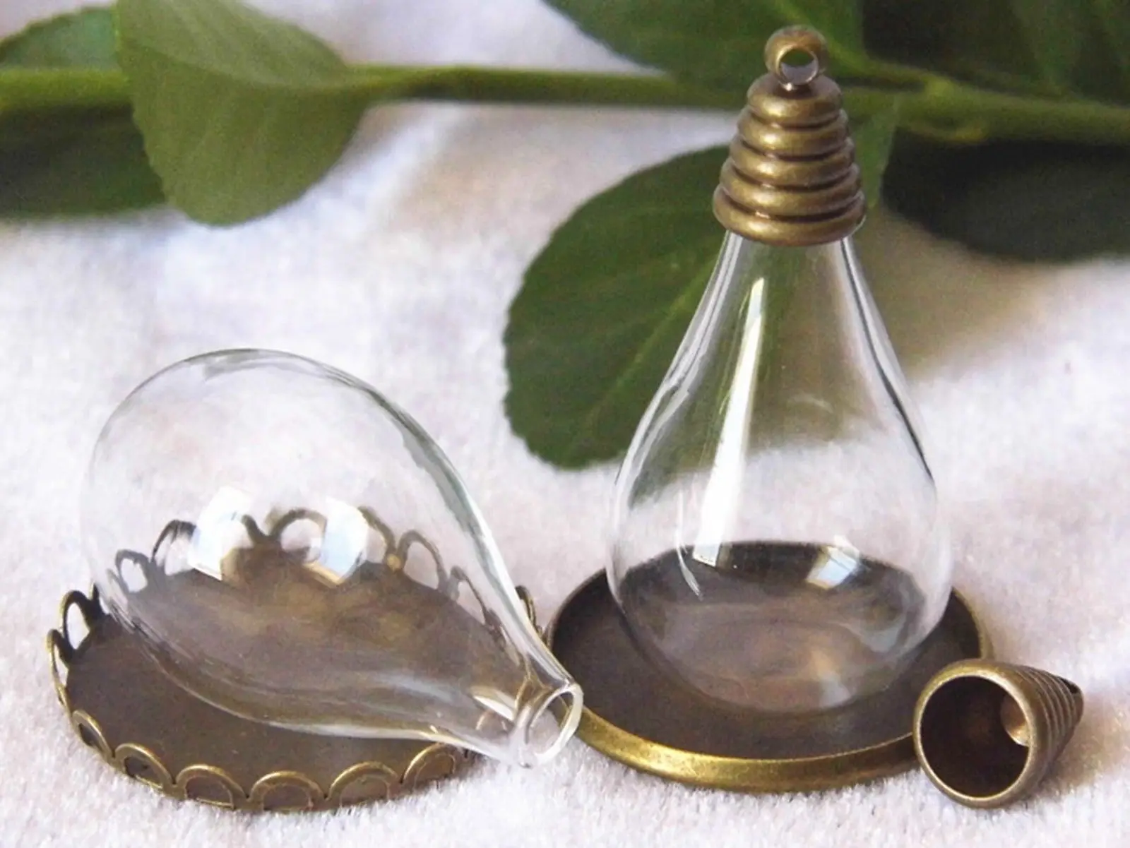 2pcs DIY Globe Glass Teardrop Bottle Pendant 30X18mm with Bronze EndCap Memory Locket
2pcs DIY Globe Glass Teardrop Bottle Pendant 30X18mm with Bronze EndCap Memory Locket