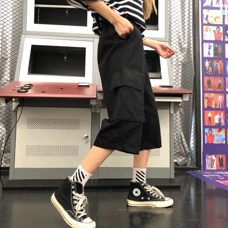Hip Hop Cotton casual shorts women summer pockets fashion short unisex knee length solid shorts mens stright wide leg shorts
Hip Hop Cotton casual shorts women summer pockets fashion short unisex knee length solid shorts mens stright wide leg shorts
