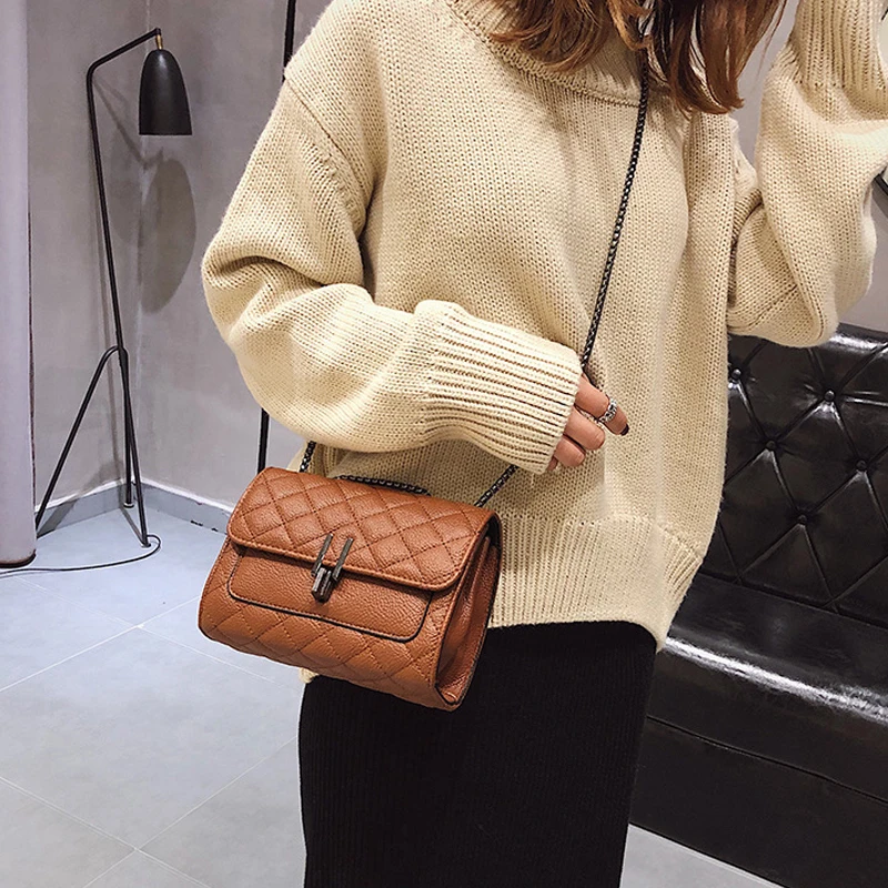 Ruique Ladies Lingge Trendy Small Square Messenger Bag Women Retro Style Chic Chain Bag Girls Simple Casual Party Shoulder Bag
Ruique Ladies Lingge Trendy Small Square Messenger Bag Women Retro Style Chic Chain Bag Girls Simple Casual Party Shoulder Bag