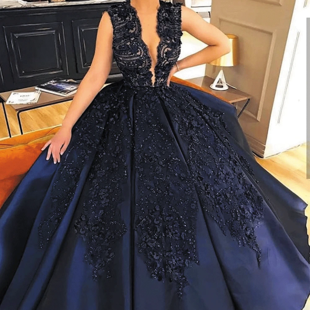 SuperKimJo Navy Blue Lace Applique Prom Dresses Beaded V Neck Modest Elegant Prom Gown Ball Gown Vestidos De Gala
SuperKimJo Navy Blue Lace Applique Prom Dresses Beaded V Neck Modest Elegant Prom Gown Ball Gown Vestidos De Gala