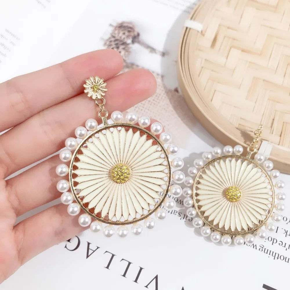 New Fashion Exaggerated Daisy Pearl Earrings For Women Jewelry Personality Yellow Round Earrings
New Fashion Exaggerated Daisy Pearl Earrings For Women Jewelry Personality Yellow Round Earrings