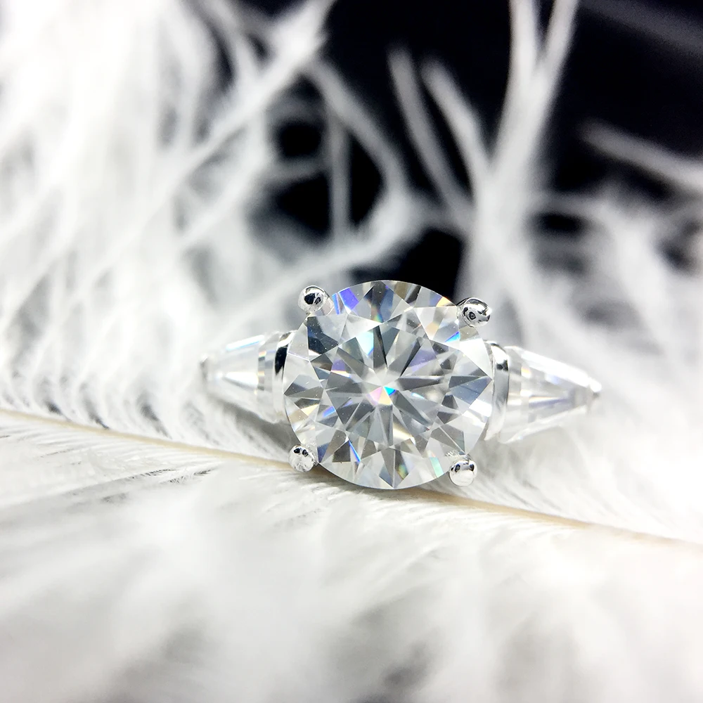 Silver Or 18K White Gold 2.5ctw 8mm Centre Round Cut GH Color Moissanite Engagement Ring Anniversary Ring For Women
Silver Or 18K White Gold 2.5ctw 8mm Centre Round Cut GH Color Moissanite Engagement Ring Anniversary Ring For Women