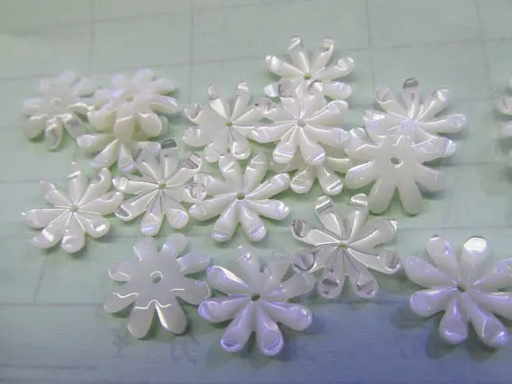 Top quality 50pcs 10 12 15mm Genuine white MOP Shell ,Pearl Shell filigree florial snow flake flower Carved beads
Top quality 50pcs 10 12 15mm Genuine white MOP Shell ,Pearl Shell filigree florial snow flake flower Carved beads