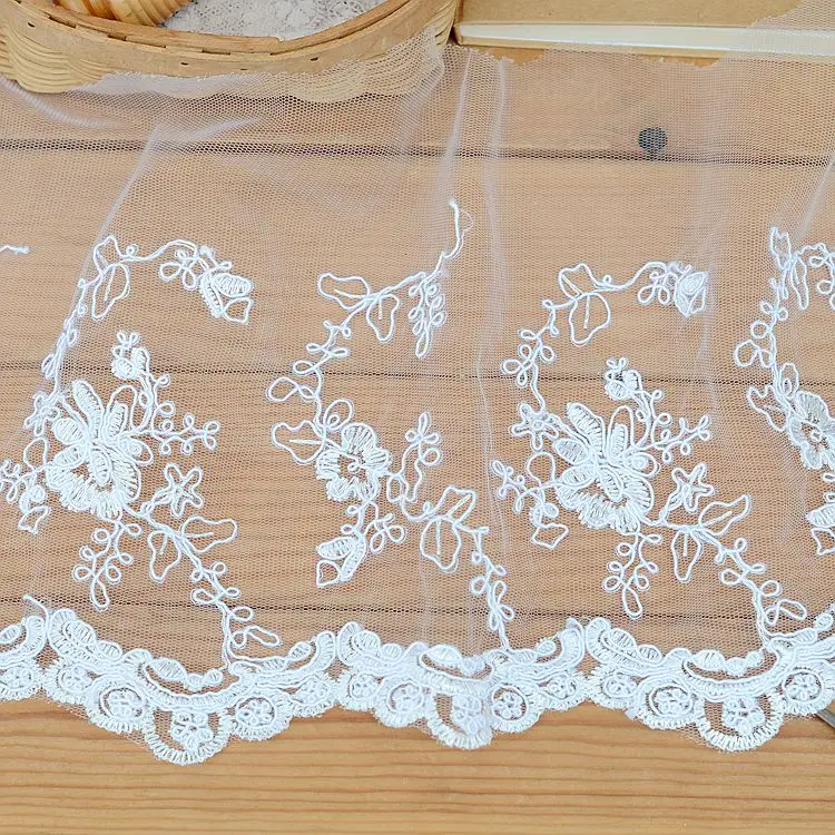 5M/lot Width 18 cm Wholesale price White car bone embroidery mesh lace Sewing trim lace accessories SC576
5M/lot Width 18 cm Wholesale price White car bone embroidery mesh lace Sewing trim lace accessories SC576