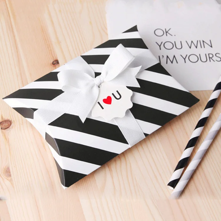 50pcs/lot New Black and White Pillow Box Ribbon Bow Present Pouch Kraft Paper box Wedding Favors Gift Boxes Wedding Party Supply
50pcs/lot New Black and White Pillow Box Ribbon Bow Present Pouch Kraft Paper box Wedding Favors Gift Boxes Wedding Party Supply