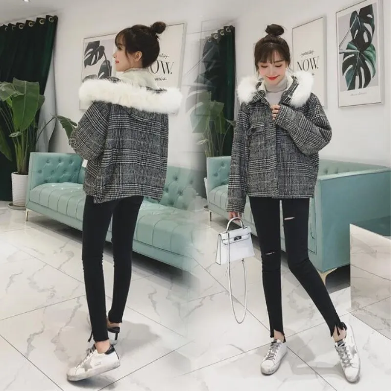 Winter Fleece Woolen Coat Women Fashion New Cotton Jacket Big Hair Collar Lattice Tops Women Short Casual Coat
Winter Fleece Woolen Coat Women Fashion New Cotton Jacket Big Hair Collar Lattice Tops Women Short Casual Coat