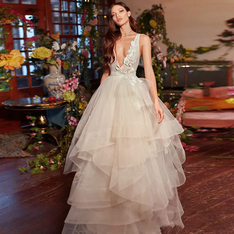 Fashion Garden Style 2018 Wedding Gowns V Neck Backless Tiered Organza Elegant Bridal Gowns Custom Made Banquet Party Dresses
Fashion Garden Style 2018 Wedding Gowns V Neck Backless Tiered Organza Elegant Bridal Gowns Custom Made Banquet Party Dresses