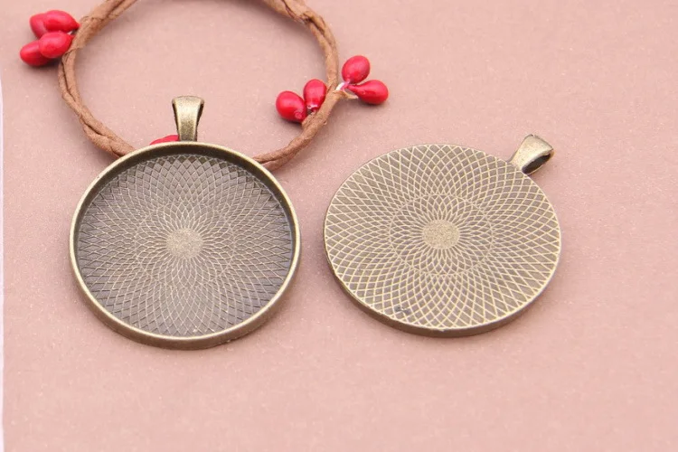 Hot 20pcs Vintage Circular Bottom Bracket Charms For Making Necklace/Bracelet/Bag/Key Chain Fashion DIY Jewelry Accessories
Hot 20pcs Vintage Circular Bottom Bracket Charms For Making Necklace/Bracelet/Bag/Key Chain Fashion DIY Jewelry Accessories