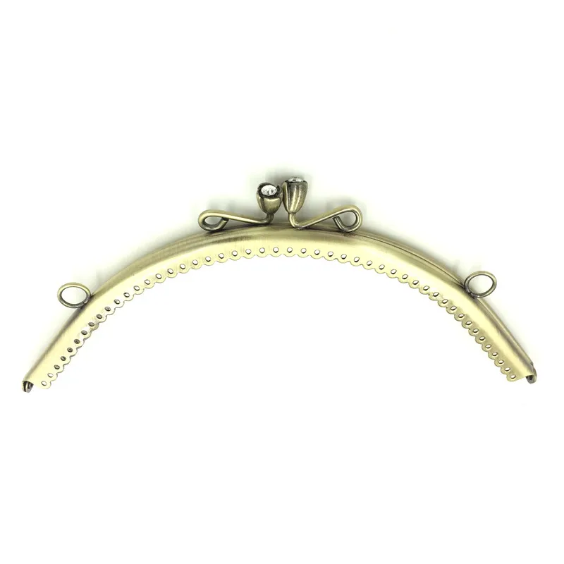 1Pc Kiss Clasp Ruffled Metal Arch Frame Clutch Buckles Clear Rhinestone Bronze Tone Handle For Handbag Bag Accessories 20.5x9cm
1Pc Kiss Clasp Ruffled Metal Arch Frame Clutch Buckles Clear Rhinestone Bronze Tone Handle For Handbag Bag Accessories 20.5x9cm