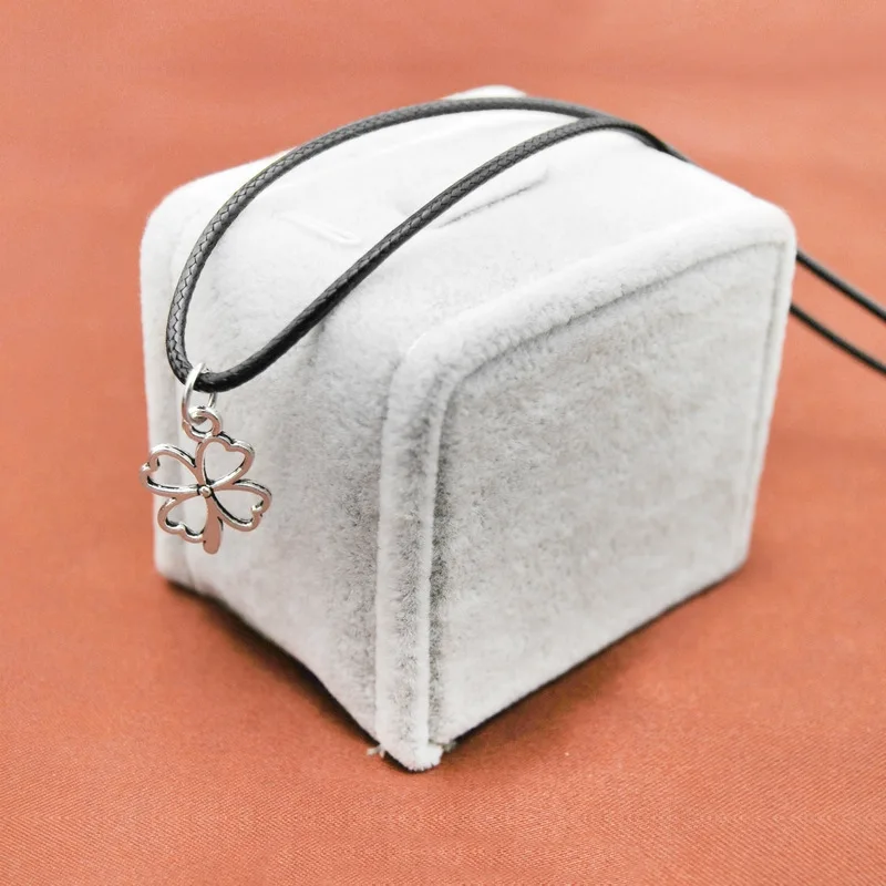 New Fashion Retro Tiny Clover Necklace For Women Vintage Leather Chain Flower Pendant Necklace Female Jewelry Wedding Party Gift
New Fashion Retro Tiny Clover Necklace For Women Vintage Leather Chain Flower Pendant Necklace Female Jewelry Wedding Party Gift