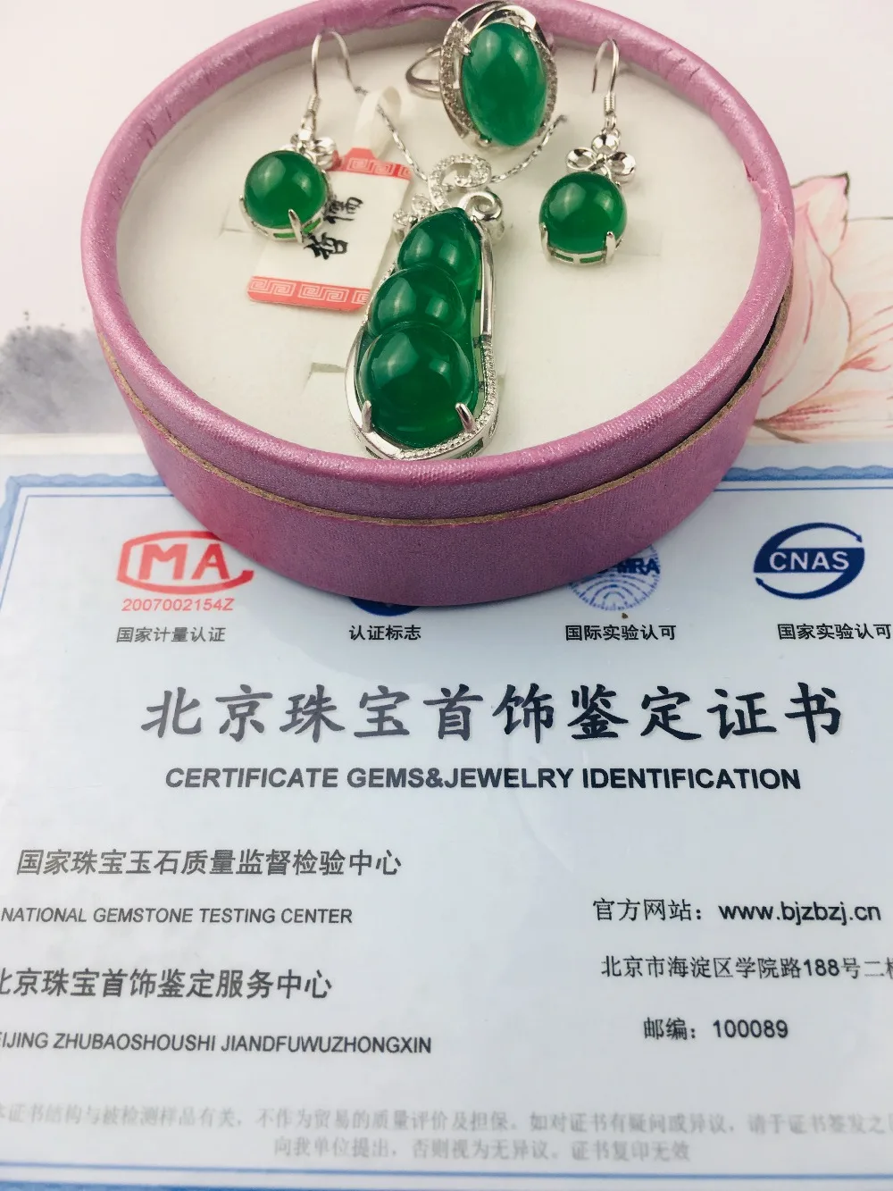 Send A Certificate 925 Silver Inlay Natural Green Chalcedony Peas Pendant Clavicle Chain Exquisite Ring Earring Set
Send A Certificate 925 Silver Inlay Natural Green Chalcedony Peas Pendant Clavicle Chain Exquisite Ring Earring Set