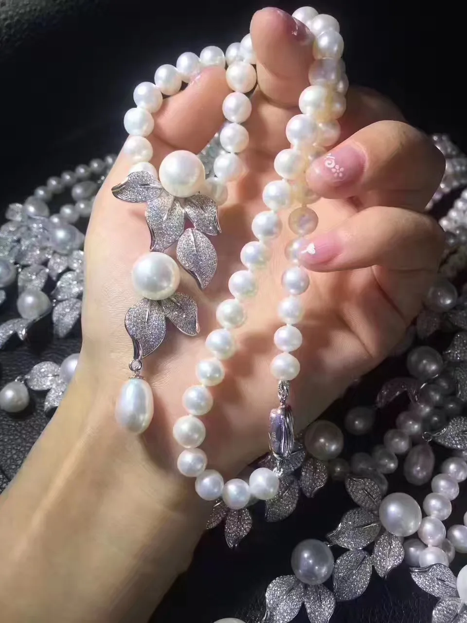 Комплект из колье и серёг, из серебра 925 пробы, с натуральным пресноводным жемчугом
Комплект из колье и серёг, из серебра 925 пробы, с натуральным пресноводным жемчугом