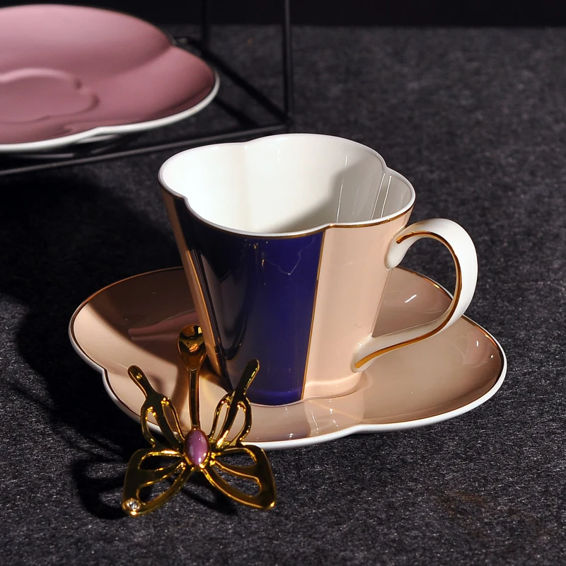 Bone China Coffee Mug Creative 160ml Lovers Afternoon Tea Cup Home Coffee cup Ceramic Cup set Coffee Mug Saucer Gold spoon
Bone China Coffee Mug Creative 160ml Lovers Afternoon Tea Cup Home Coffee cup Ceramic Cup set Coffee Mug Saucer Gold spoon
