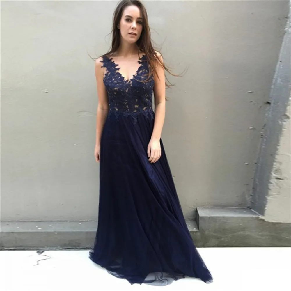 Navy Blue Tulle Bridesmaid Dresses V Neck A Line Lace Appliques Illusion Long Formal Occasion Dress 2019 Maid Of Honor Gowns
Navy Blue Tulle Bridesmaid Dresses V Neck A Line Lace Appliques Illusion Long Formal Occasion Dress 2019 Maid Of Honor Gowns