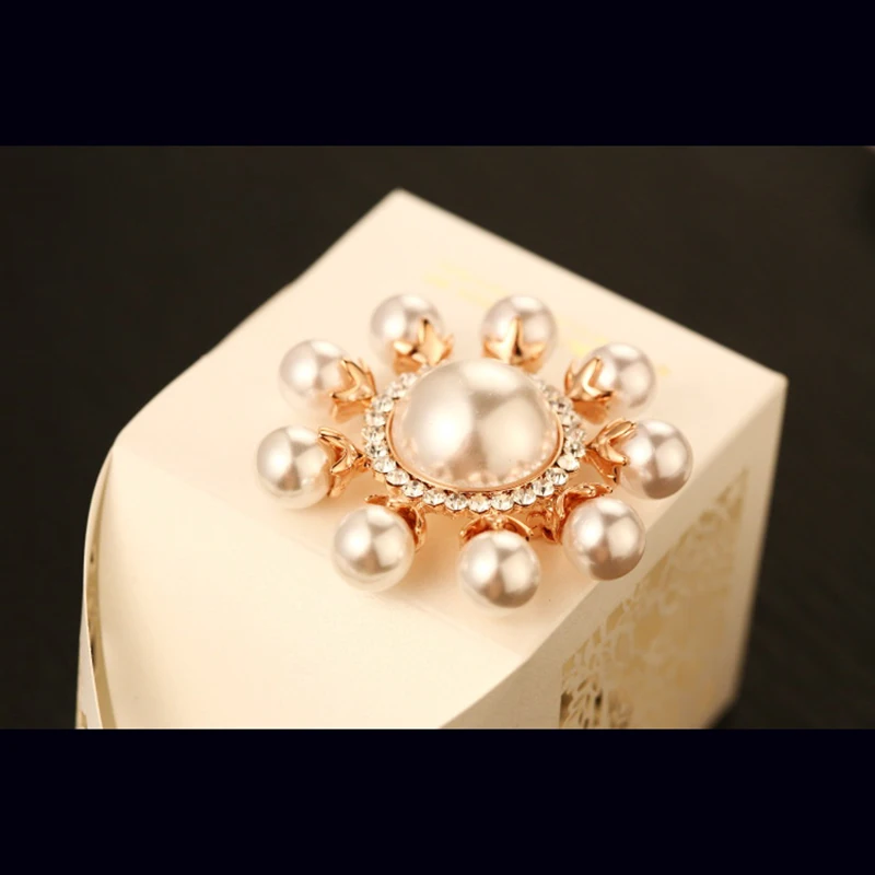 AGOOD Brand New Classic Luxury Big Pearl Brooches Rose Gold Metal Crystal Round Brooches Pins Elegant Cloth Bijoux Accessories
AGOOD Brand New Classic Luxury Big Pearl Brooches Rose Gold Metal Crystal Round Brooches Pins Elegant Cloth Bijoux Accessories