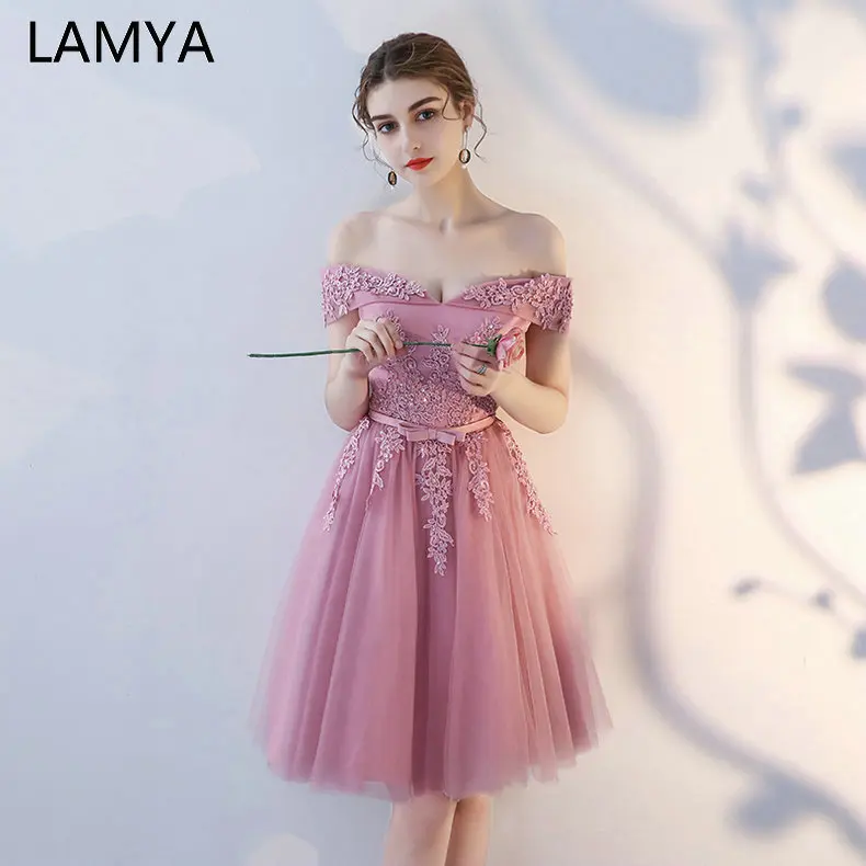 Короткое вечернее платье LAMYA элегантное кружевное с бисером на шнуровке открытыми плечами по