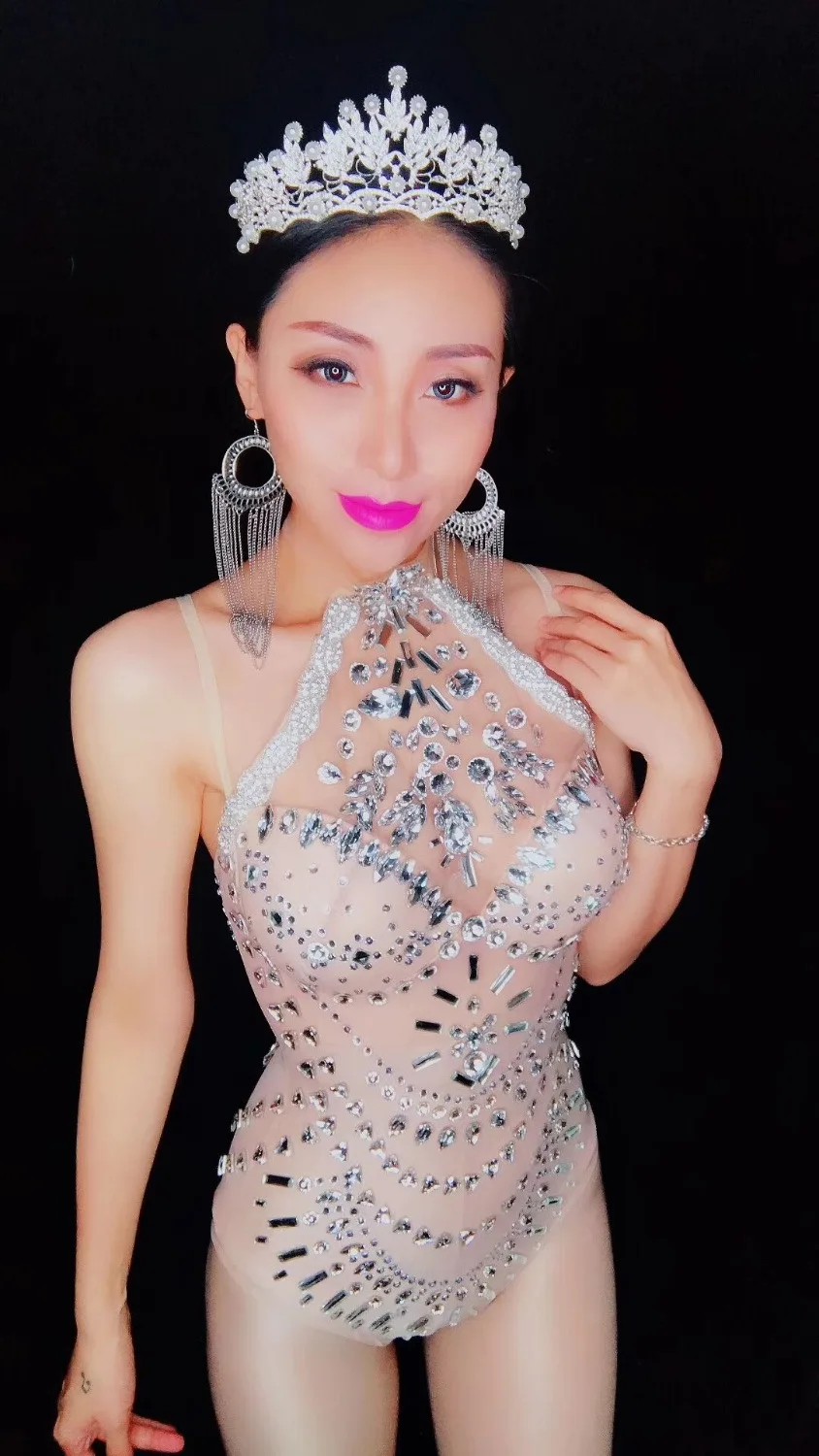 The latest Sparkly Glass Stones Women Bodysuit Sexy Mesh Perspective Rhinestones Jumpsuit Bar Singer Dancer DJ Show DS Costume
The latest Sparkly Glass Stones Women Bodysuit Sexy Mesh Perspective Rhinestones Jumpsuit Bar Singer Dancer DJ Show DS Costume