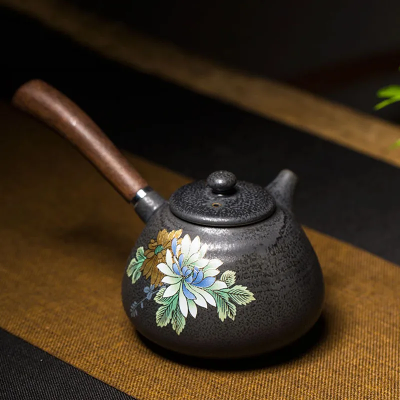 260ml Japan Hand-painted Peony Golden Line Teapot Coarse Pottery Wooden Side Handle Kung Fu Tea Set Kettle Coffee Pot Tea maker
260ml Japan Hand-painted Peony Golden Line Teapot Coarse Pottery Wooden Side Handle Kung Fu Tea Set Kettle Coffee Pot Tea maker