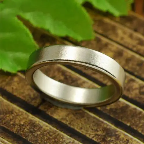 2018 Mini Silver Strong Magnetic Magic Ring 18/19/20/21mm Magnet Coin Magic Tricks Finger Decoration Magician Ring
2018 Mini Silver Strong Magnetic Magic Ring 18/19/20/21mm Magnet Coin Magic Tricks Finger Decoration Magician Ring