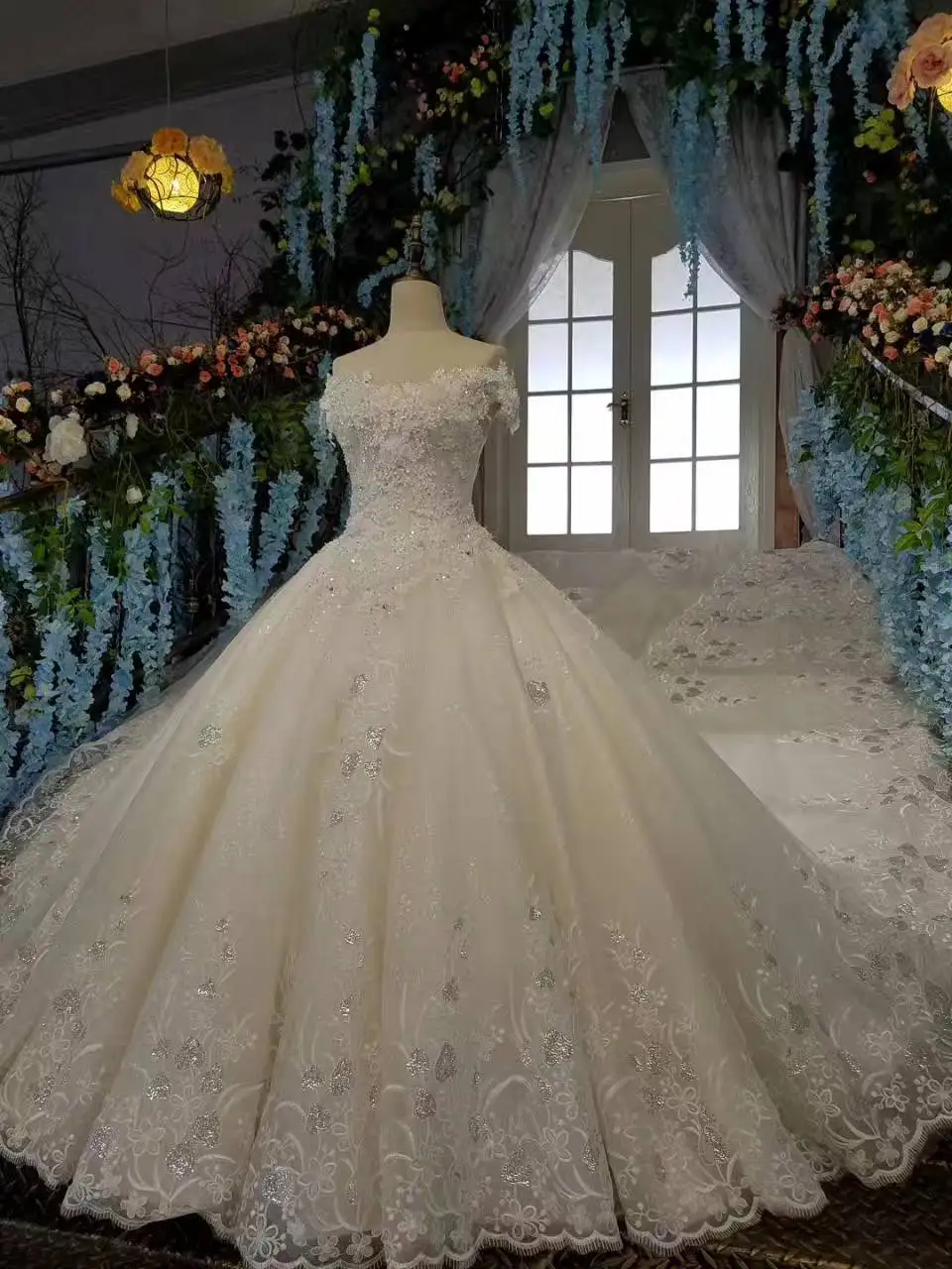 AOLANES Real Work Wedding Dresses Lace Crystals Ball Gown Champange Luxurious Lace Handworks Long Train Bridal Wedding Dresses
AOLANES Real Work Wedding Dresses Lace Crystals Ball Gown Champange Luxurious Lace Handworks Long Train Bridal Wedding Dresses