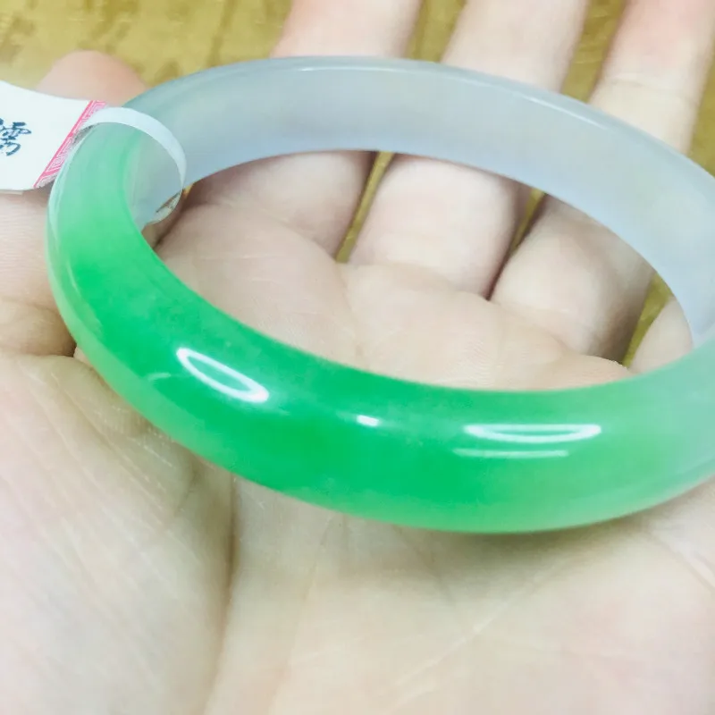 Send A certificate natural Jadeite bracelet Beautifully carved two-color 54-61mm Yang green female bracelet Jewelry gift
Send A certificate natural Jadeite bracelet Beautifully carved two-color 54-61mm Yang green female bracelet Jewelry gift