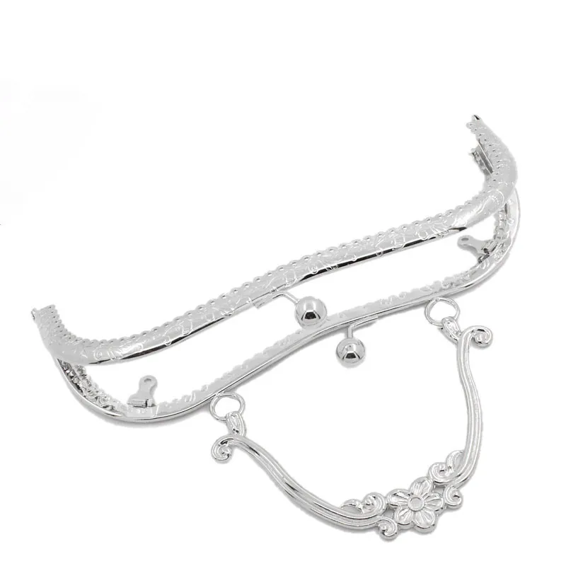 DIY Silver Tone Flower Clutch Coins Purse Arc Frame Kiss Clasp Lock Handbag Handle 21x9cm
DIY Silver Tone Flower Clutch Coins Purse Arc Frame Kiss Clasp Lock Handbag Handle 21x9cm