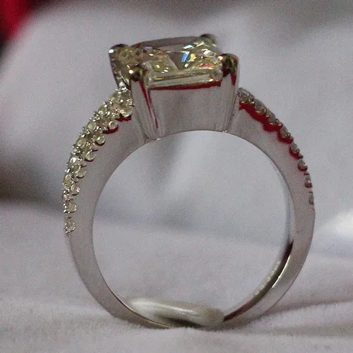Wholesale Jewelry Cushion Ring 3.85ct White Gold Plated Cushion Engagement Jewelry for Women Luxury Diamond Ring Sterling Silver 
Wholesale Jewelry Cushion Ring 3.85ct White Gold Plated Cushion Engagement Jewelry for Women Luxury Diamond Ring Sterling Silver