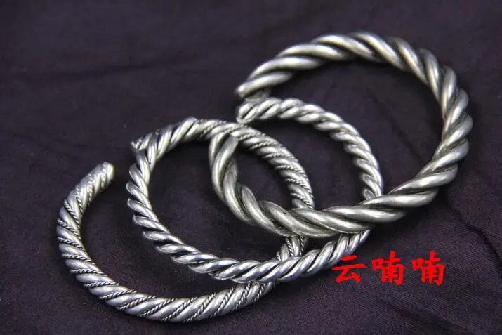 Folk style handmade silver Miao Silver Bangle Bracelet winding retro kraepelini armlet
Folk style handmade silver Miao Silver Bangle Bracelet winding retro kraepelini armlet