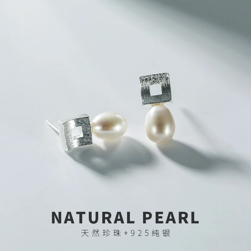 S925 pure silver inlaid natural freshwater pearl temperament simple lady Tremella nail eardrop
S925 pure silver inlaid natural freshwater pearl temperament simple lady Tremella nail eardrop