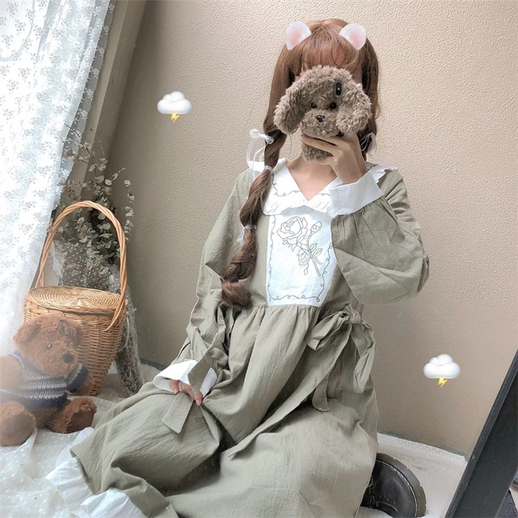 Preppy Style Mori girl Vintage Girls Peter pan Collar Dress Embroidery Rose Woman Long Dress Retro Sweet Japan Style Dress
Preppy Style Mori girl Vintage Girls Peter pan Collar Dress Embroidery Rose Woman Long Dress Retro Sweet Japan Style Dress