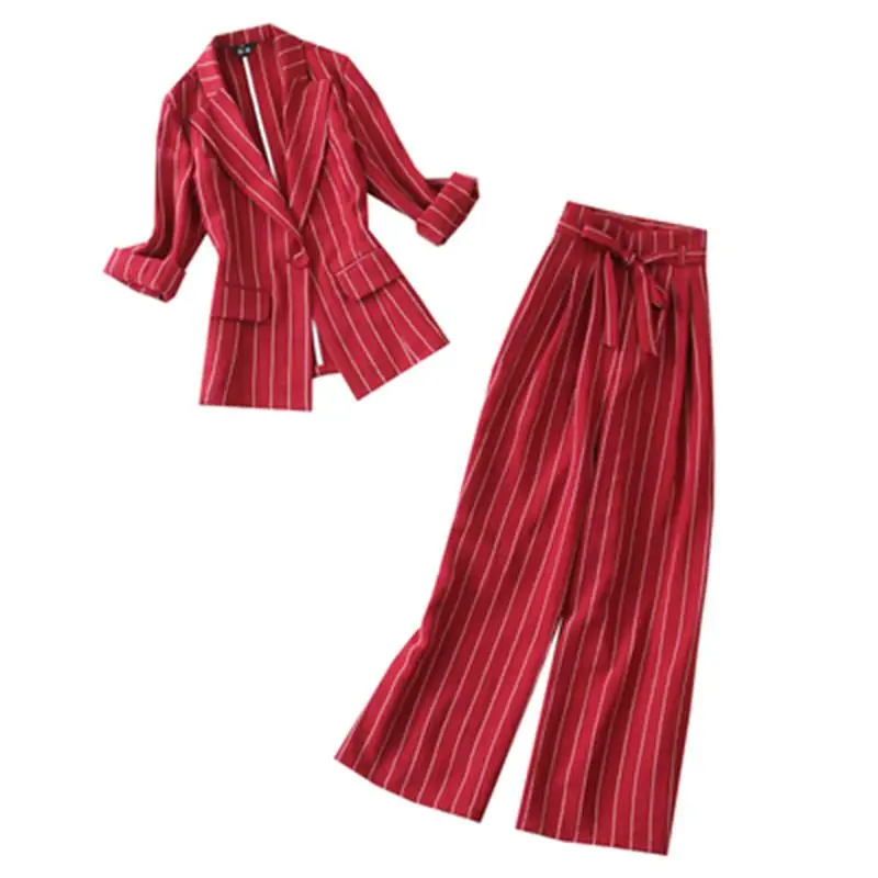 Fashion suit women summer New large size Black and white strips 7 points sleeve small suit + wide leg shorts thin two-piece set
Fashion suit women summer New large size Black and white strips 7 points sleeve small suit + wide leg shorts thin two-piece set