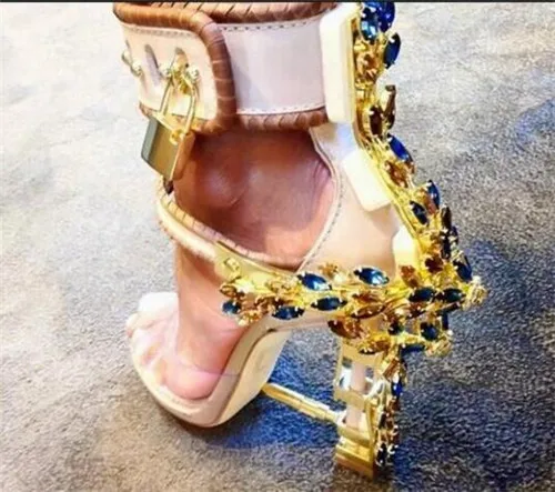 Crystal covered metal high heels Rihanna wearing shoes Rhinestone Sandals Padlock Ankle warp sandals PVC women party shoes
Crystal covered metal high heels Rihanna wearing shoes Rhinestone Sandals Padlock Ankle warp sandals PVC women party shoes