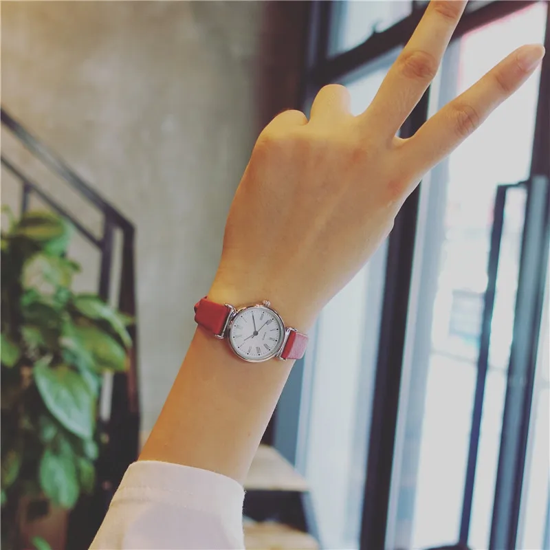 Изысканные маленькие простые женские наручные часы в стиле ретро с кожаным