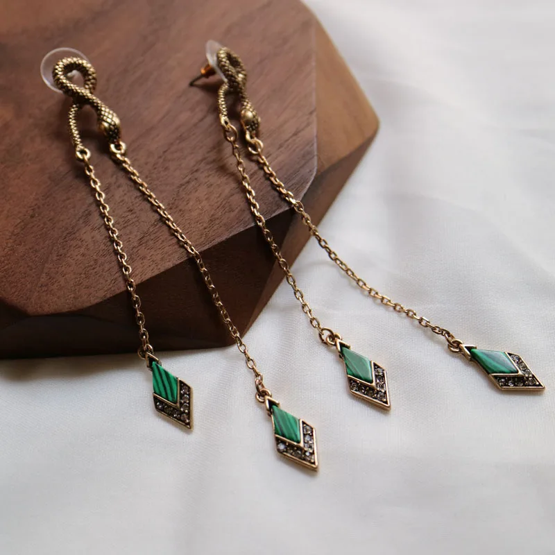 Fashion vintage green snake long earrings for women Retro antique metal rhinestone stud earring for girl Valentine's gift
Fashion vintage green snake long earrings for women Retro antique metal rhinestone stud earring for girl Valentine's gift