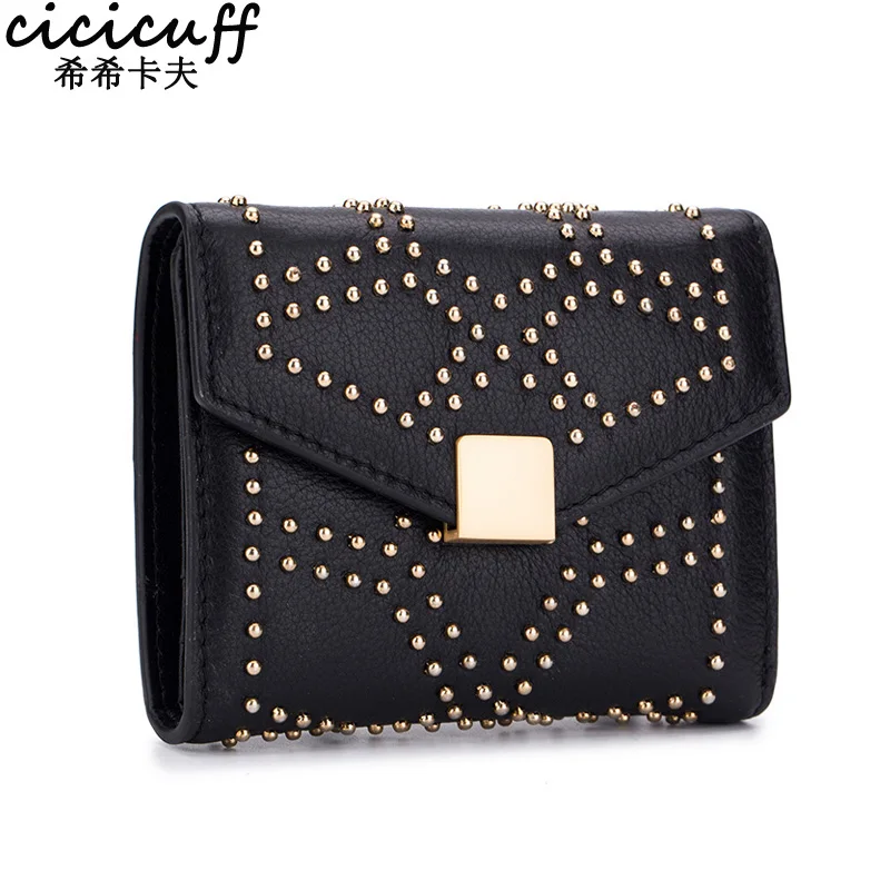 Женский кошелек из натуральной кожи с заклепками и отделением для монет
Женский кошелек из натуральной кожи с заклепками и отделением для монет