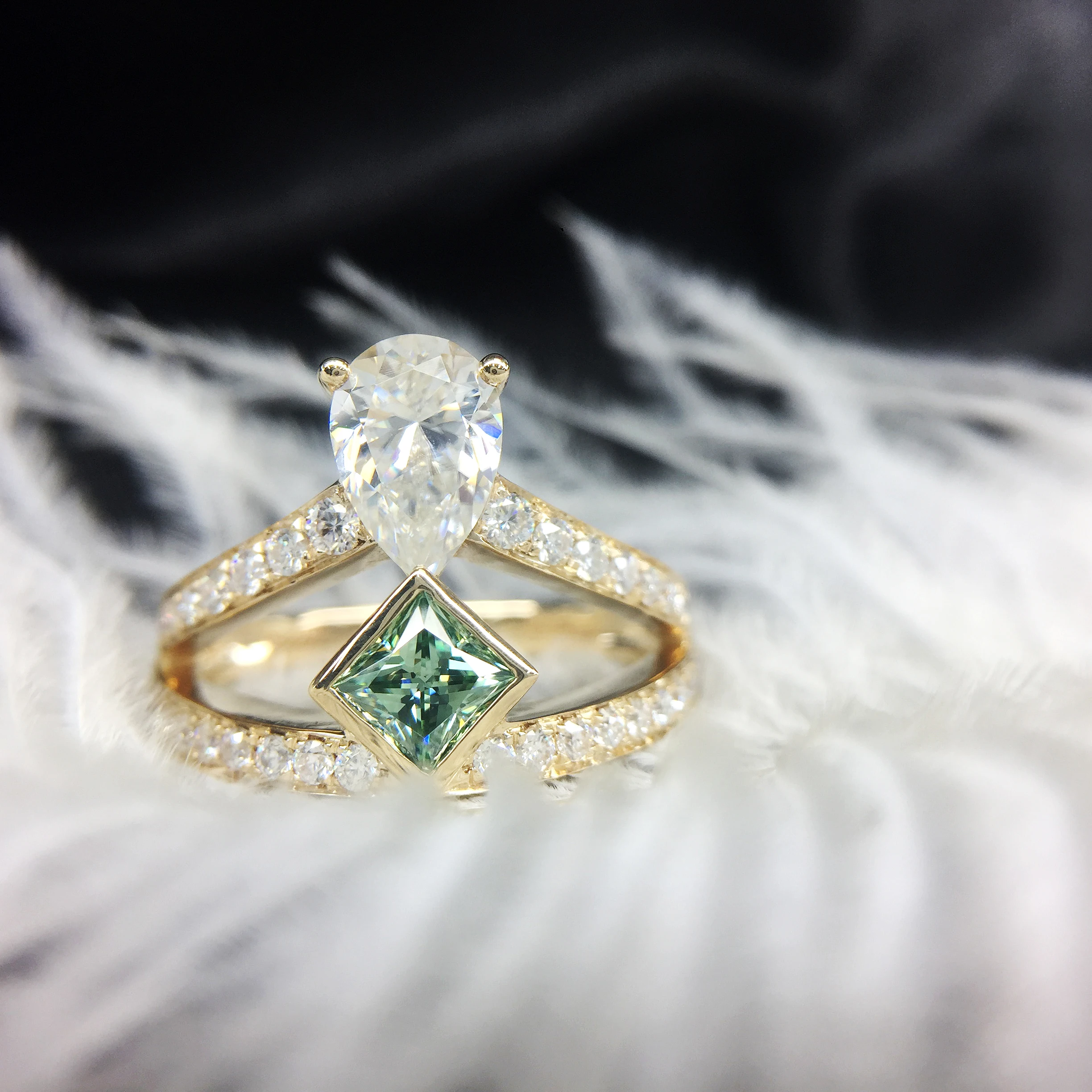 2.5ctw 1.5ct Pear Cut Moissanite Ring Solid 18k Yellow Gold For Women DEF Color Excellent Cut With 0.8ct Green Princess Accents
2.5ctw 1.5ct Pear Cut Moissanite Ring Solid 18k Yellow Gold For Women DEF Color Excellent Cut With 0.8ct Green Princess Accents