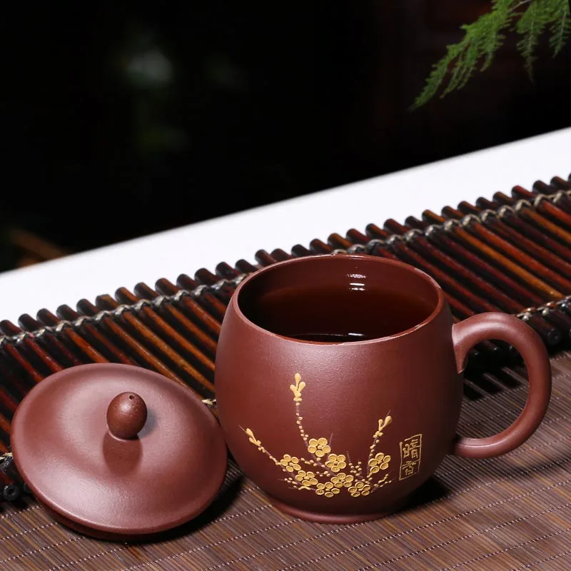 380cc Yixing Purple Clay Cup Plum Flower Pattern Cup with Lid Kit Large Capacity Drinkware Natural Raw Ore Zisha Black Tea Mugs
380cc Yixing Purple Clay Cup Plum Flower Pattern Cup with Lid Kit Large Capacity Drinkware Natural Raw Ore Zisha Black Tea Mugs