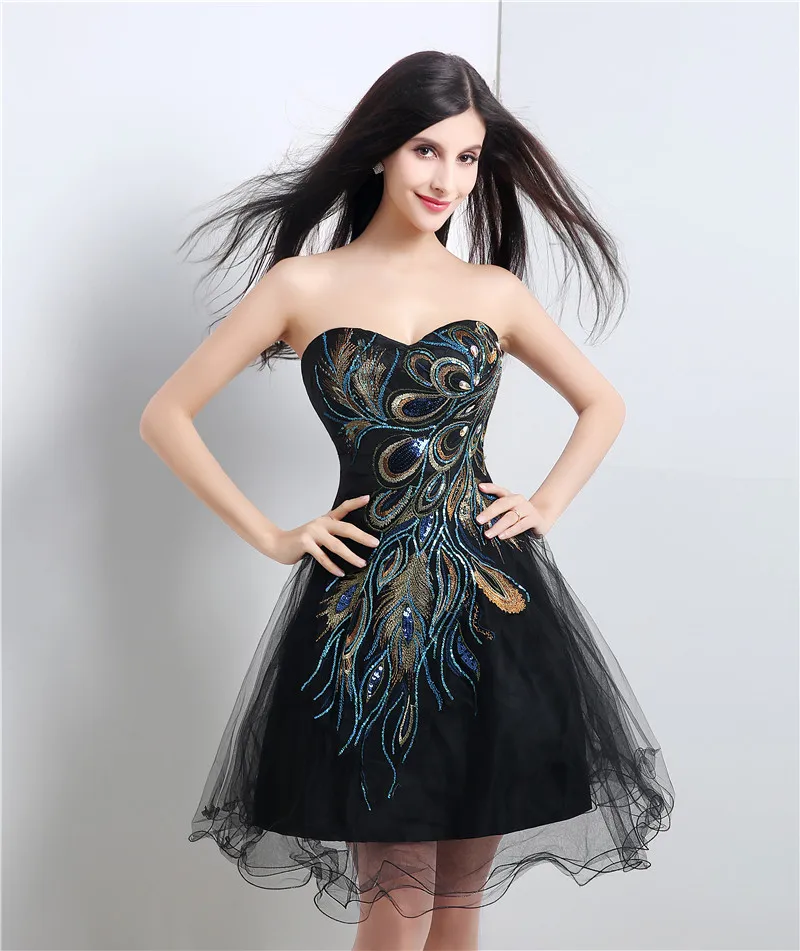 Женское короткое вечернее платье Wowbridal черное без бретелек с павлином на