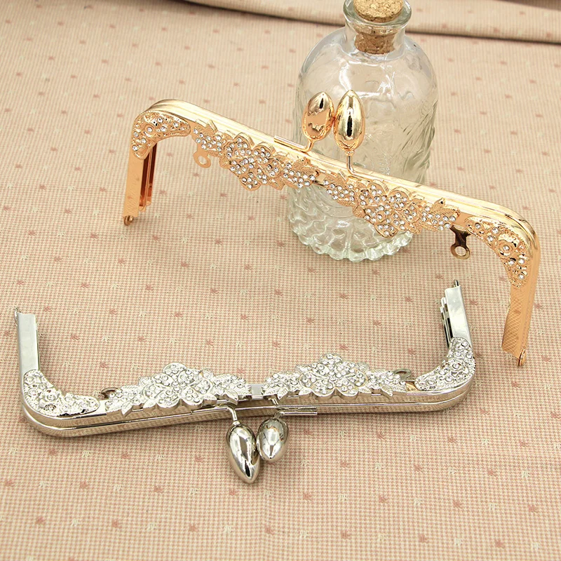 1Pcs 20.5cm M Shape Flower Diamond Knurling Metal Opening Bags DIY Women Handbag Accessories Purse Frame Mouth Gold Kiss Clasp
1Pcs 20.5cm M Shape Flower Diamond Knurling Metal Opening Bags DIY Women Handbag Accessories Purse Frame Mouth Gold Kiss Clasp