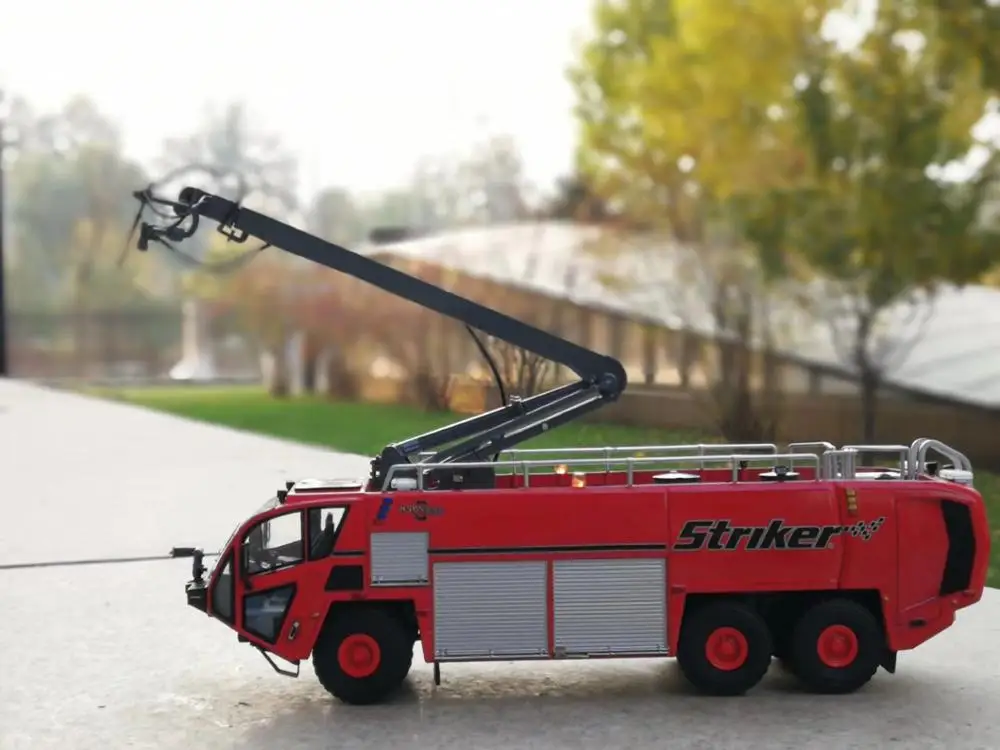 Коллекционная модель из сплава игрушка в подарок 1:50 Масштаб OSHKOSH Striker 3000 аэропорт пожарный грузовик, отлитый под давлением модель грузовика игрушечные транспортные средства украшения
Коллекционная модель из сплава игрушка в подарок 1:50 Масштаб OSHKOSH Striker 3000 аэропорт пожарный грузовик, отлитый под давлением модель грузовика игрушечные транспортные средства украшения